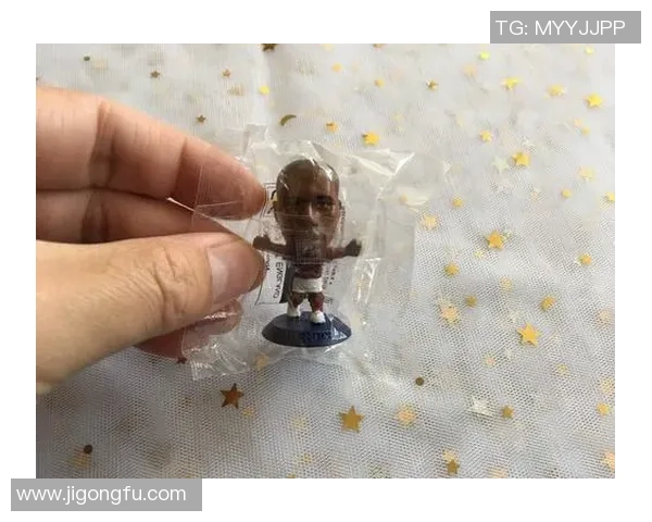 足球明星手办开箱体验揭秘细致评测与收藏价值分析